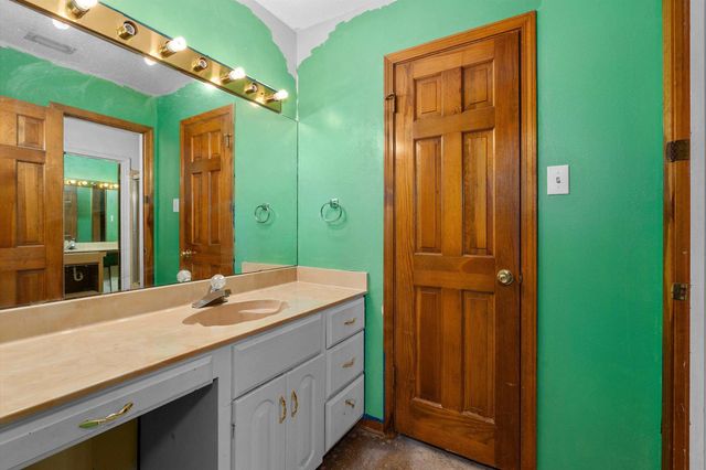 1605 McAllen, Henderson, TX 75654