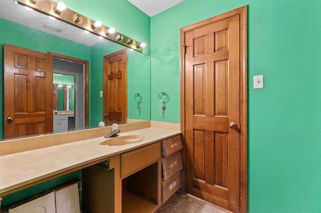 1605 McAllen, Henderson, TX 75654