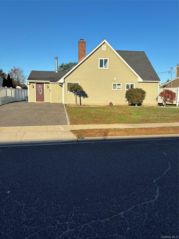 24 Wheelbarrow Lane, Wantagh, NY 11793 — exterior
