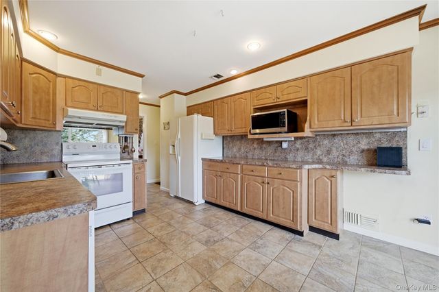 282 Helm Lane, Bay Shore, NY 11706