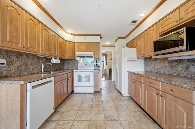 282 Helm Lane, Bay Shore, NY 11706
