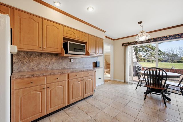282 Helm Lane, Bay Shore, NY 11706