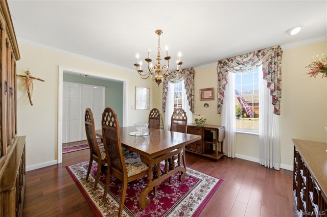 282 Helm Lane, Bay Shore, NY 11706