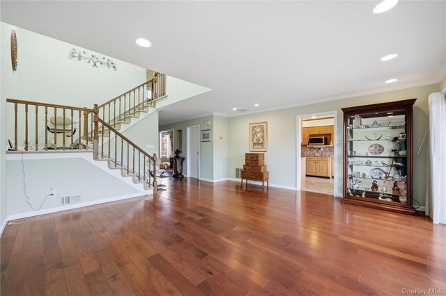 282 Helm Lane, Bay Shore, NY 11706