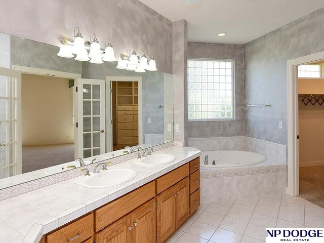 2409 Leigh Lane, Papillion, NE 68133