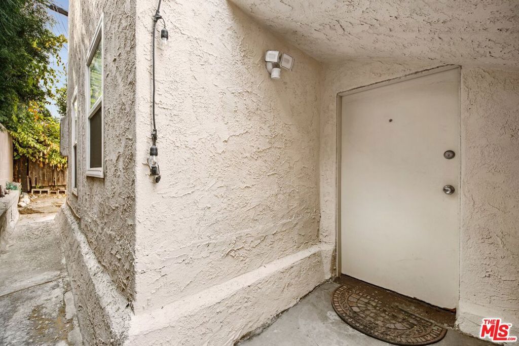 Image 14 of property listing at 4558 Paulhan Avenue, Los Angeles, CA 90041