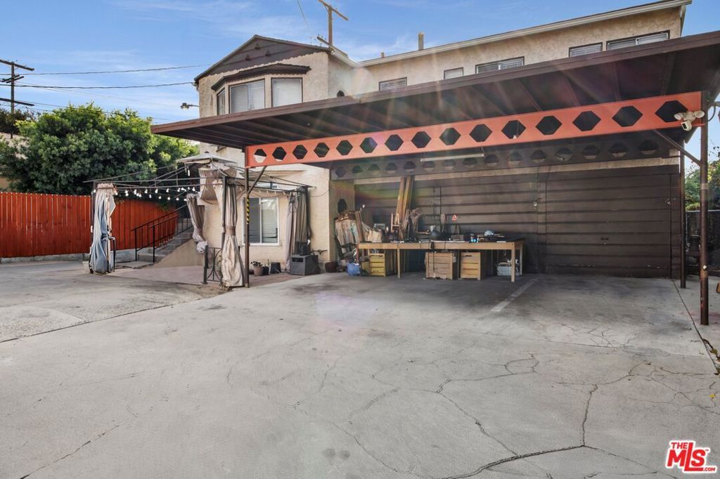 Image 7 of property listing at 4558 Paulhan Avenue, Los Angeles, CA 90041