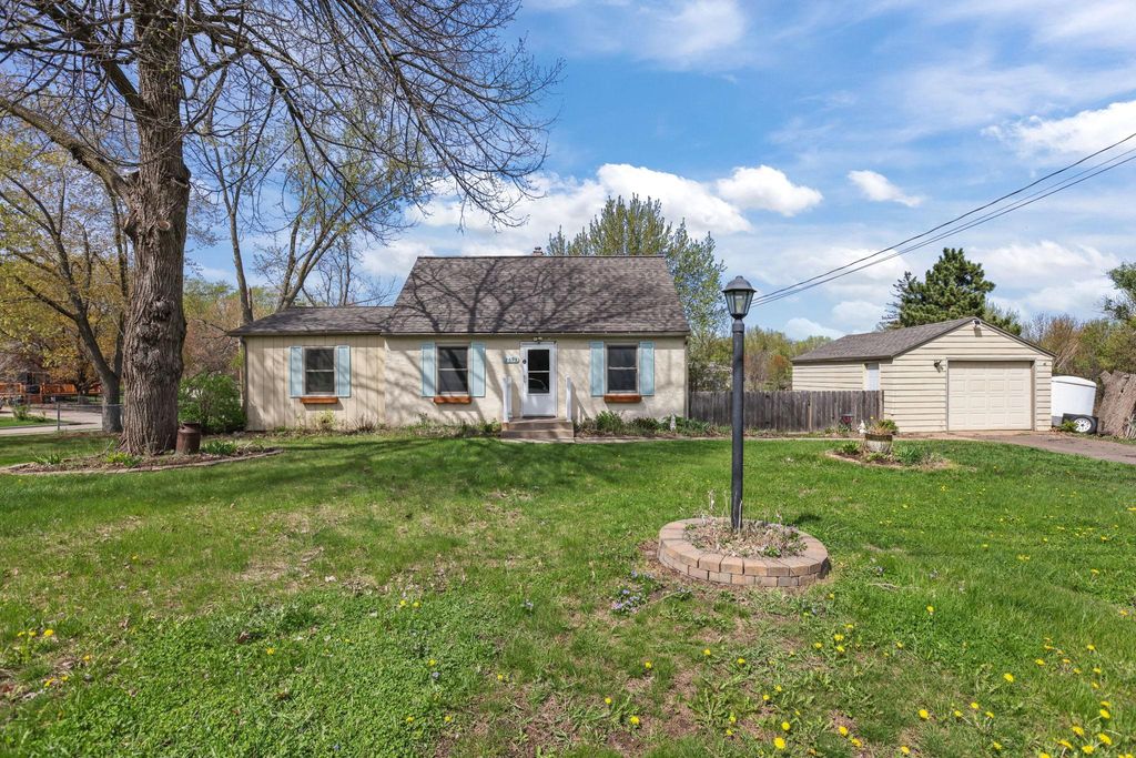 2693 5th Street E, Maplewood, MN 55119