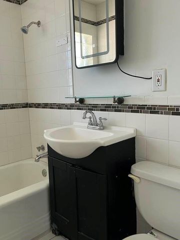 8958 E 54th Street S, Raytown, MO 64133