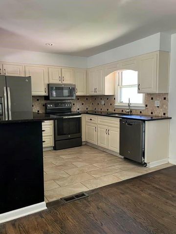 8958 E 54th Street S, Raytown, MO 64133