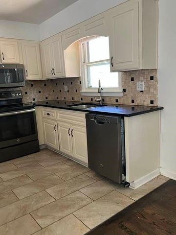 8958 E 54th Street S, Raytown, MO 64133