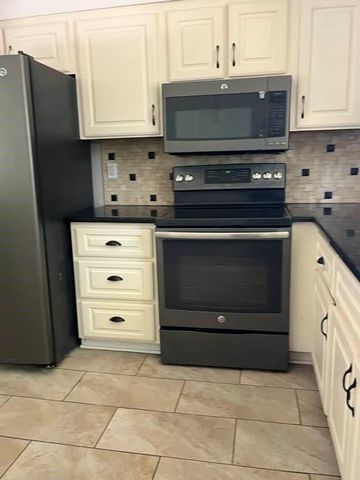 8958 E 54th Street S, Raytown, MO 64133
