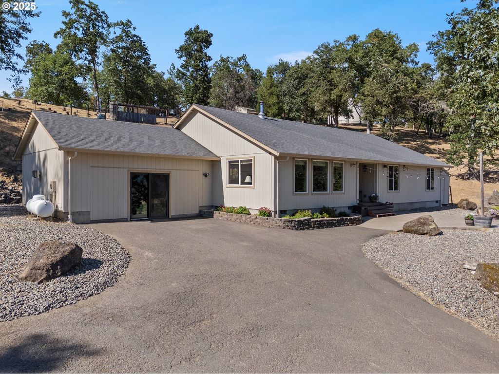 941 COLONIAL Rd, Roseburg, OR 97471