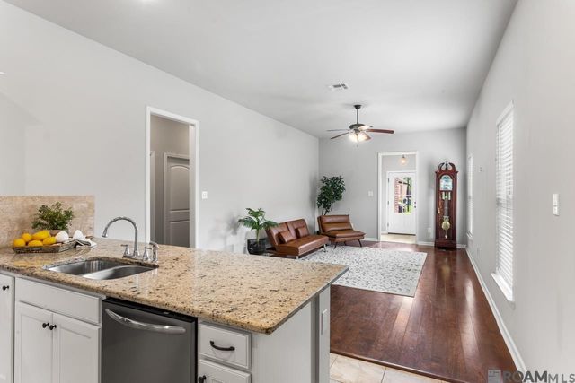 32445 Curtis Cove Ln, Denham Springs, LA 70706