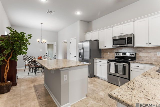 32445 Curtis Cove Ln, Denham Springs, LA 70706