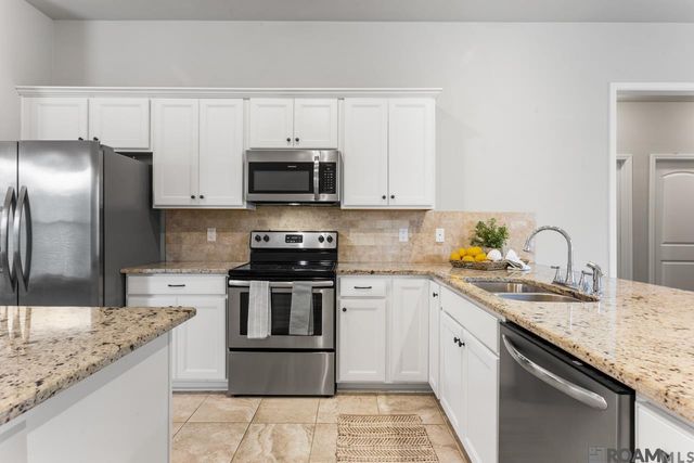 32445 Curtis Cove Ln, Denham Springs, LA 70706