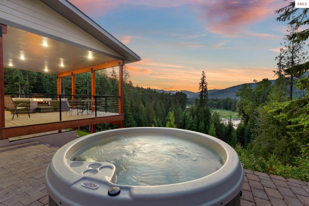 360 Shamrock Ln, Sandpoint, ID 83864