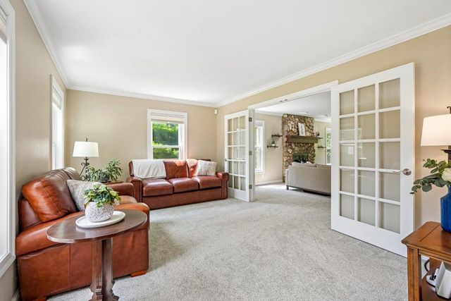 237 Hickory DRIVE, Delafield, WI 53018
