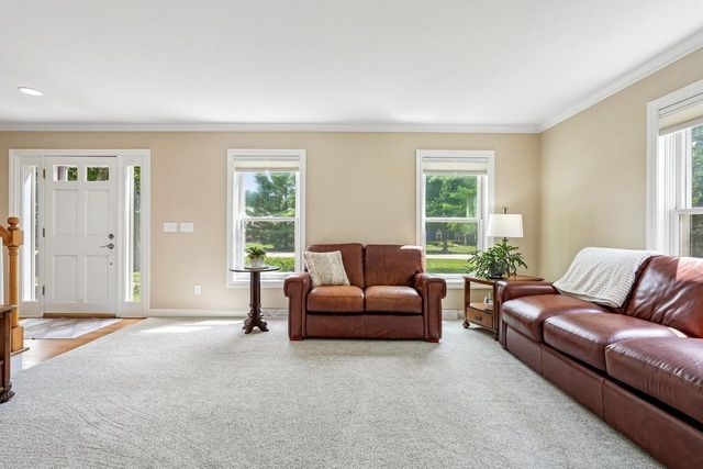 237 Hickory DRIVE, Delafield, WI 53018