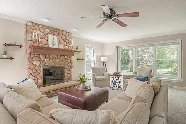237 Hickory DRIVE, Delafield, WI 53018