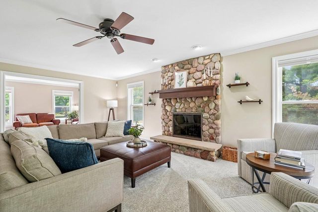 237 Hickory DRIVE, Delafield, WI 53018