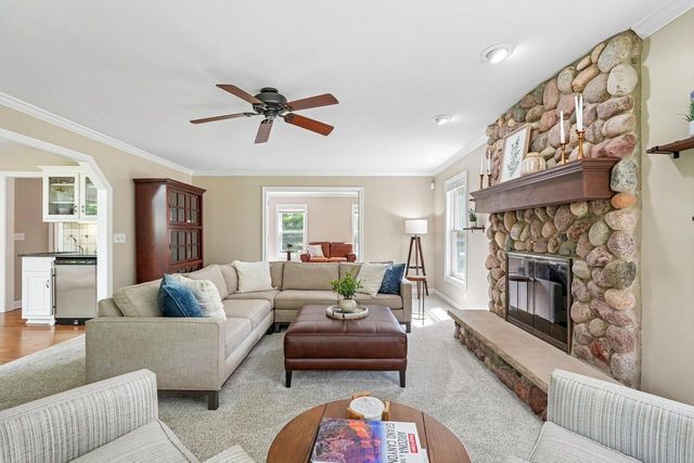 237 Hickory DRIVE, Delafield, WI 53018