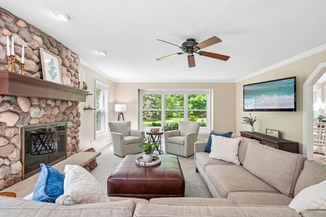 237 Hickory DRIVE, Delafield, WI 53018
