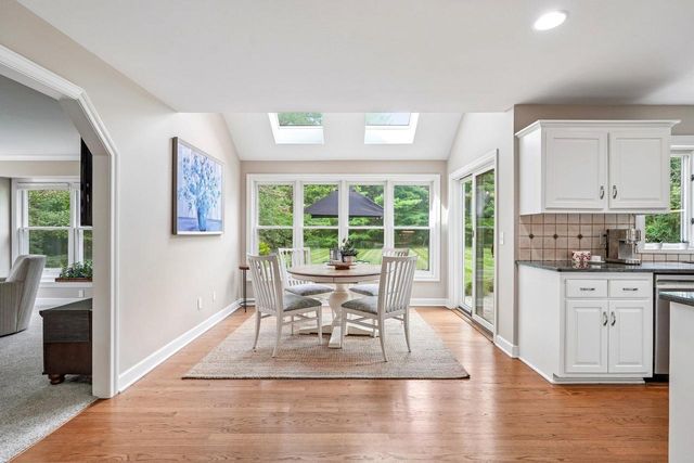 237 Hickory DRIVE, Delafield, WI 53018