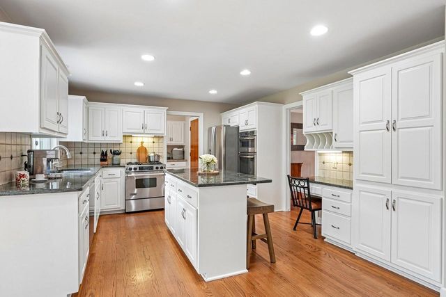 237 Hickory DRIVE, Delafield, WI 53018