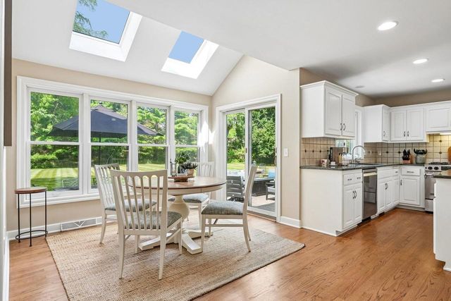 237 Hickory DRIVE, Delafield, WI 53018