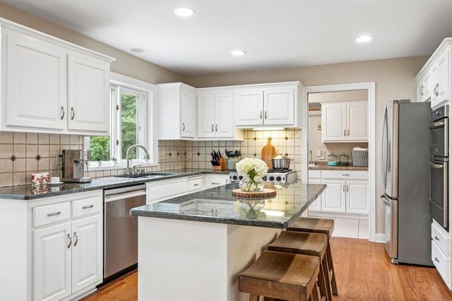 237 Hickory DRIVE, Delafield, WI 53018
