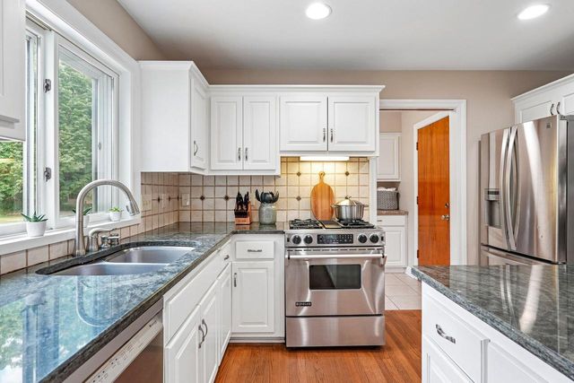 237 Hickory DRIVE, Delafield, WI 53018