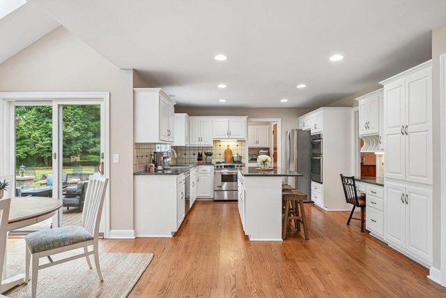 237 Hickory DRIVE, Delafield, WI 53018