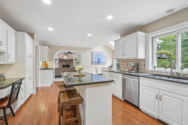 237 Hickory DRIVE, Delafield, WI 53018