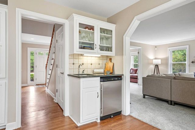 237 Hickory DRIVE, Delafield, WI 53018