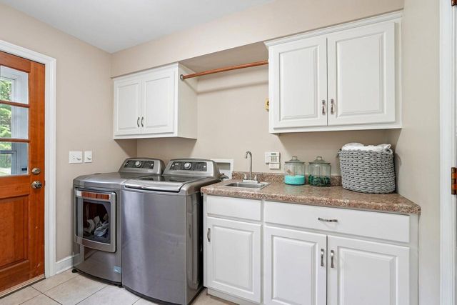 237 Hickory DRIVE, Delafield, WI 53018