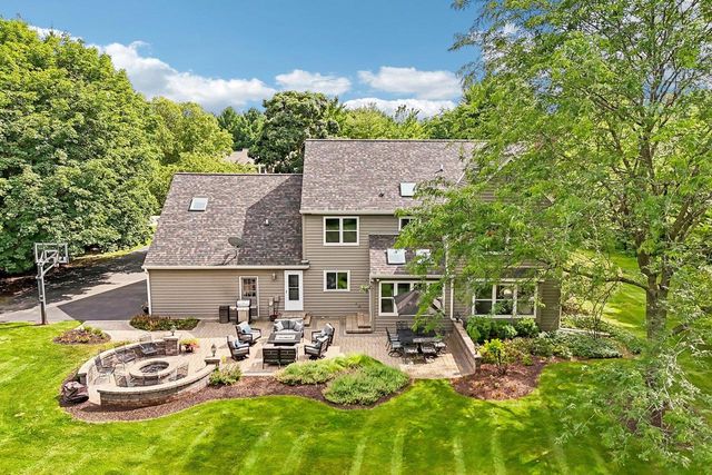 237 Hickory DRIVE, Delafield, WI 53018