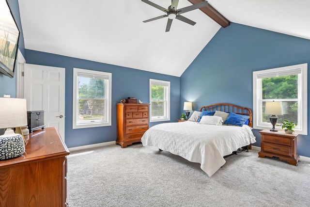 237 Hickory DRIVE, Delafield, WI 53018