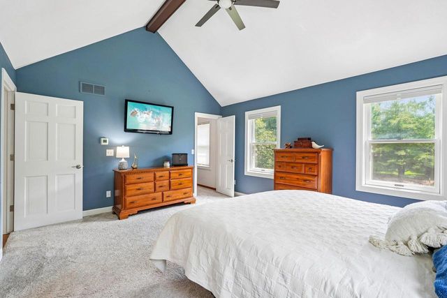 237 Hickory DRIVE, Delafield, WI 53018
