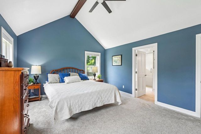 237 Hickory DRIVE, Delafield, WI 53018