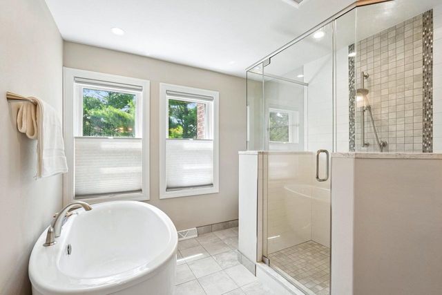 237 Hickory DRIVE, Delafield, WI 53018