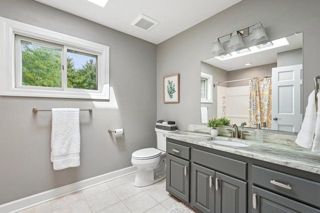237 Hickory DRIVE, Delafield, WI 53018