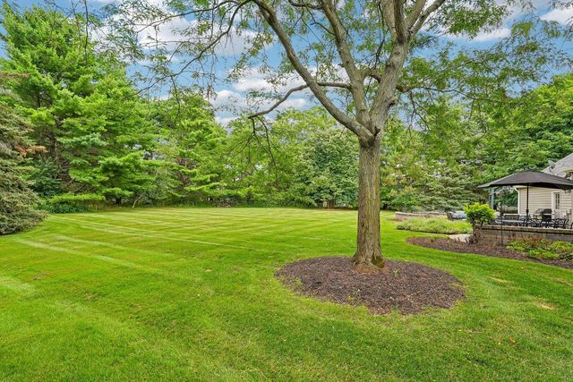 237 Hickory DRIVE, Delafield, WI 53018