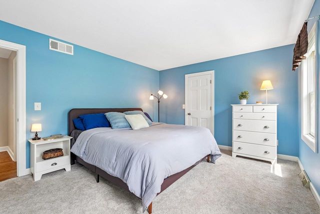237 Hickory DRIVE, Delafield, WI 53018