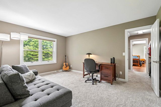 237 Hickory DRIVE, Delafield, WI 53018