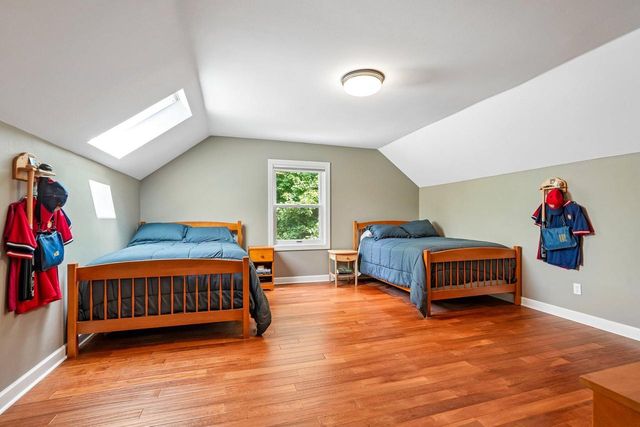 237 Hickory DRIVE, Delafield, WI 53018
