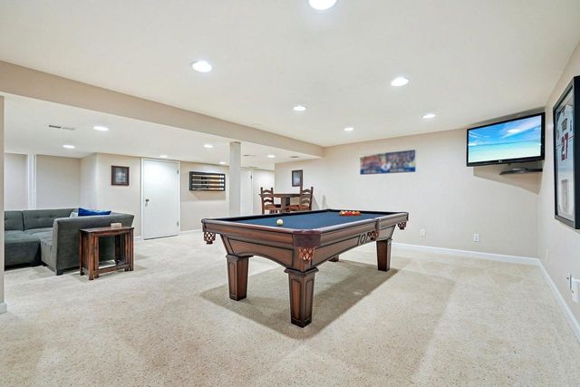 237 Hickory DRIVE, Delafield, WI 53018