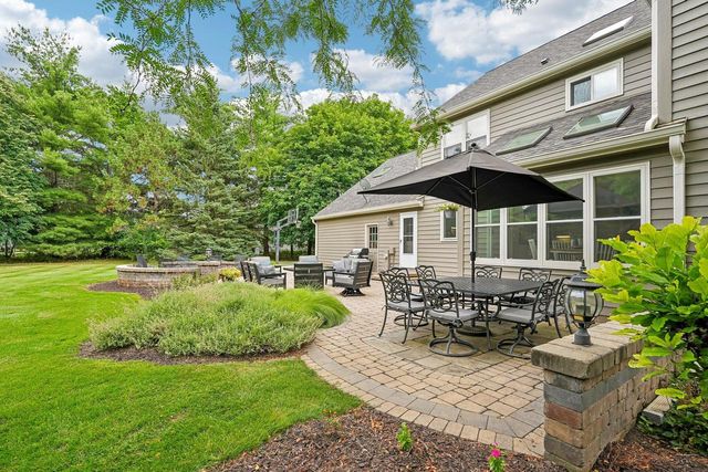 237 Hickory DRIVE, Delafield, WI 53018