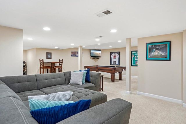 237 Hickory DRIVE, Delafield, WI 53018