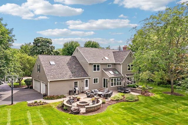 237 Hickory DRIVE, Delafield, WI 53018